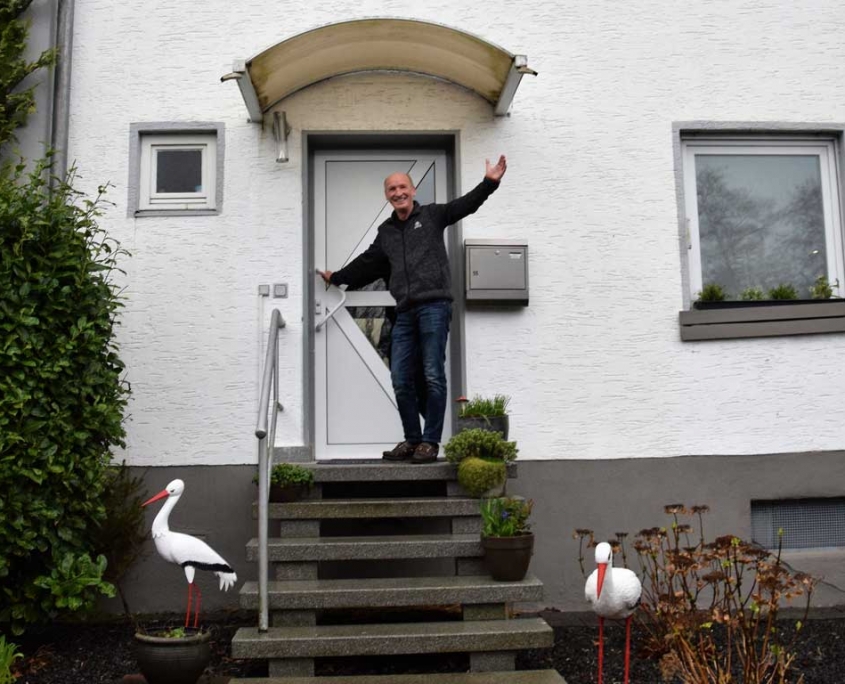 Rüdiger Storch vor der alten Haustür